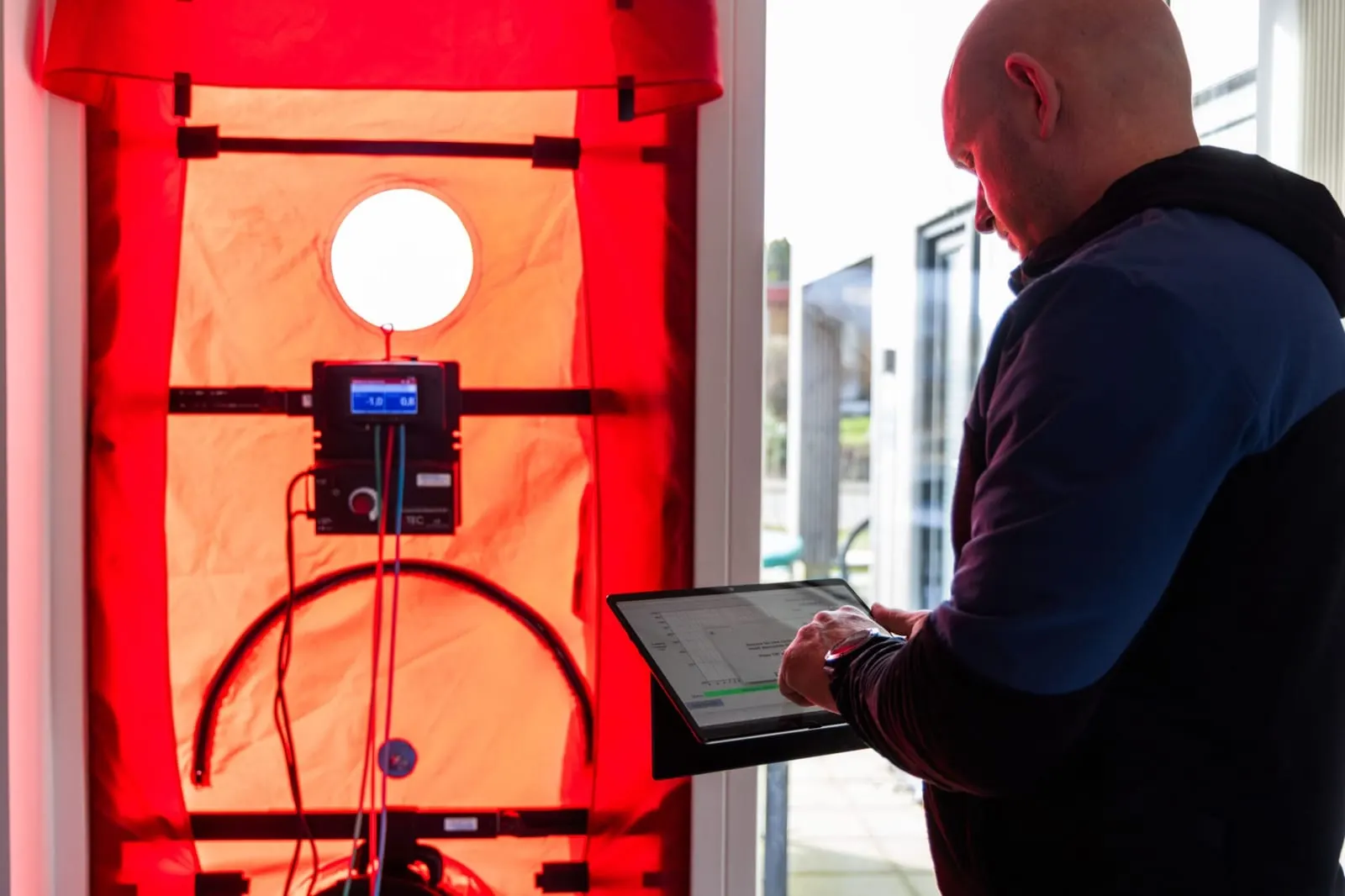 Blower door-test aflæst på tablet under måling