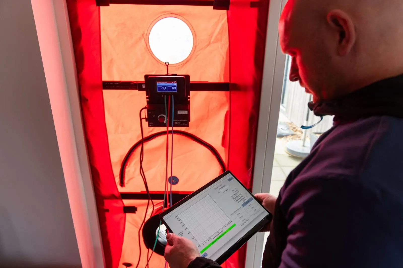 Blower door-test opsat i en døråbning