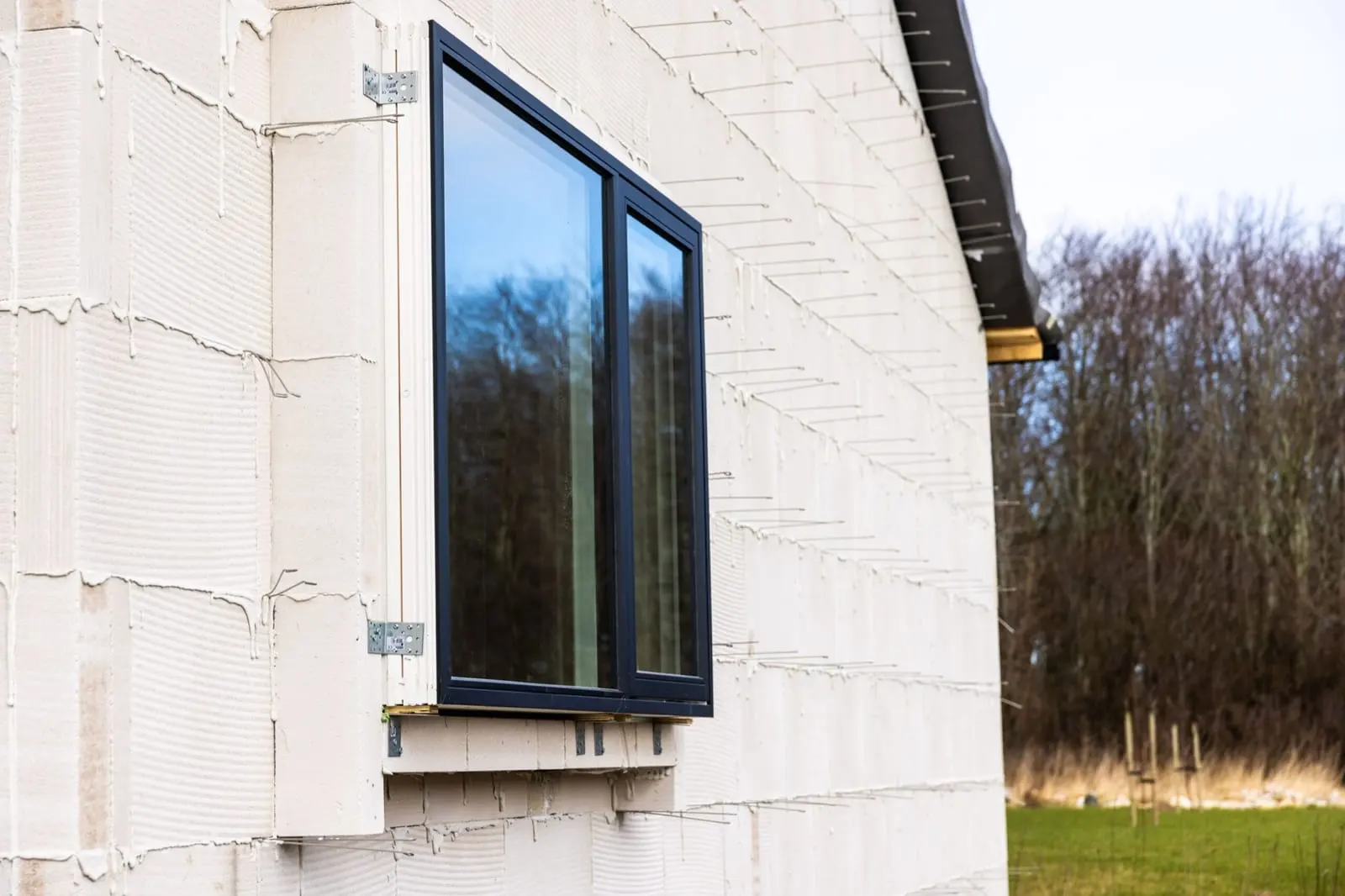 Nyt vindue monteret i en uisoleret husfacade
