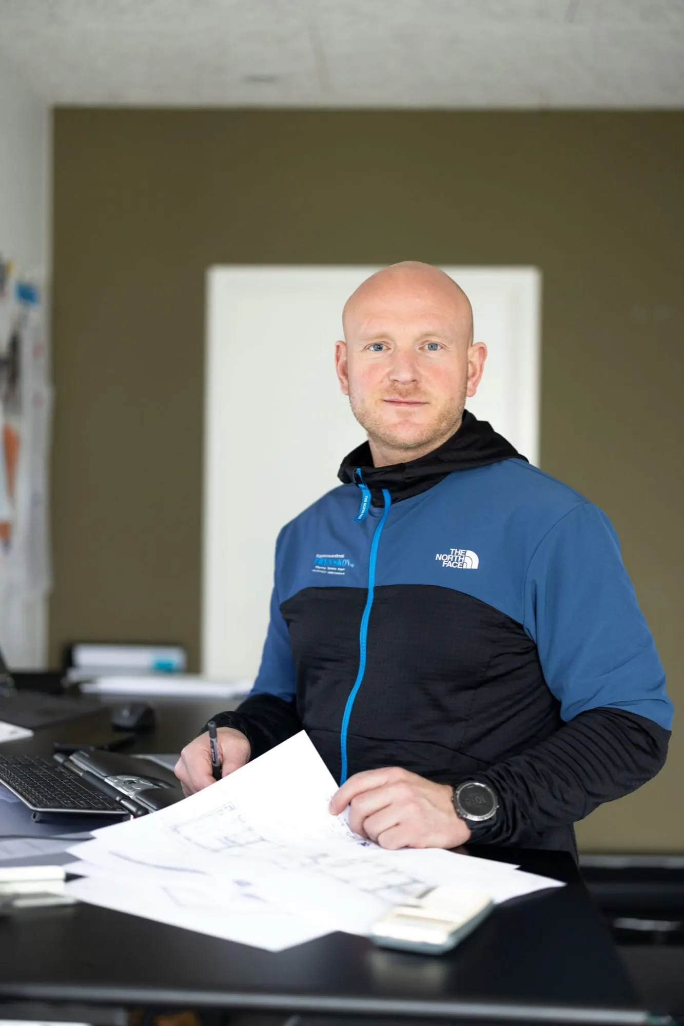 Tegninger og laptop på kontorbordet