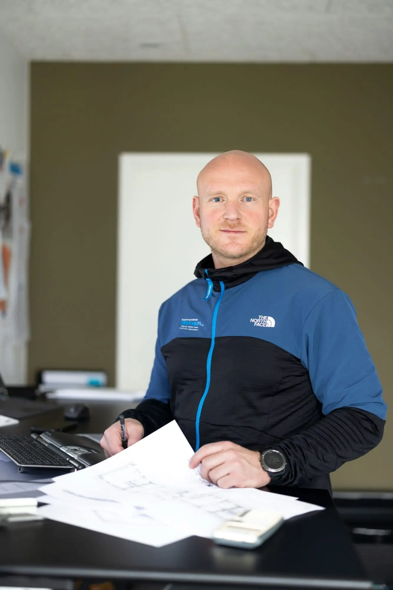 Tegninger og laptop på kontorbordet