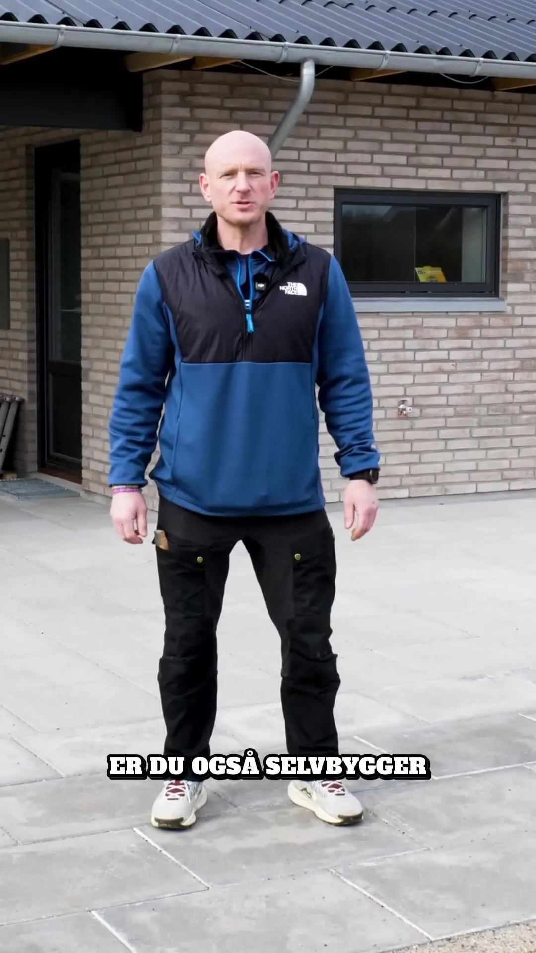 Nick Trynskov foran et nybygget hus