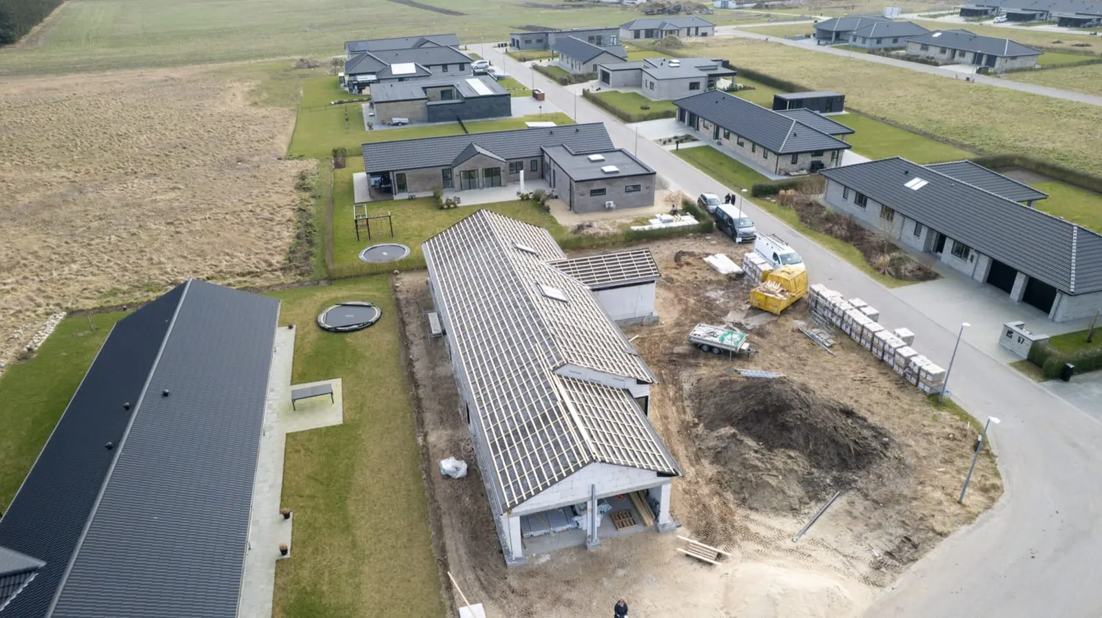 Luftfoto af nybyggeri i et moderne villakvarter